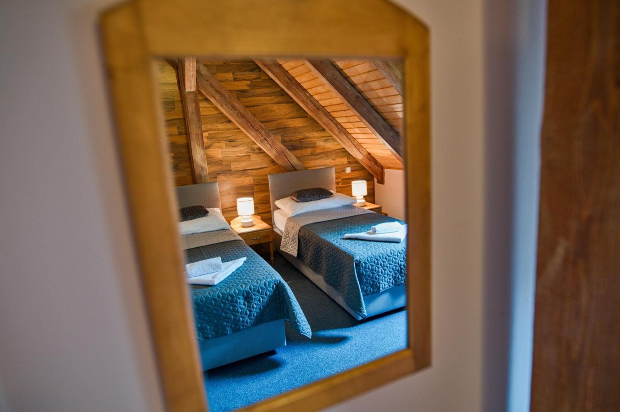Hotel U Lipy Krušovice エクステリア 写真