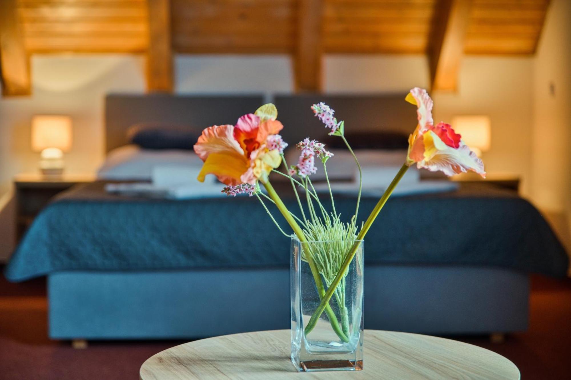 Hotel U Lipy Krušovice エクステリア 写真