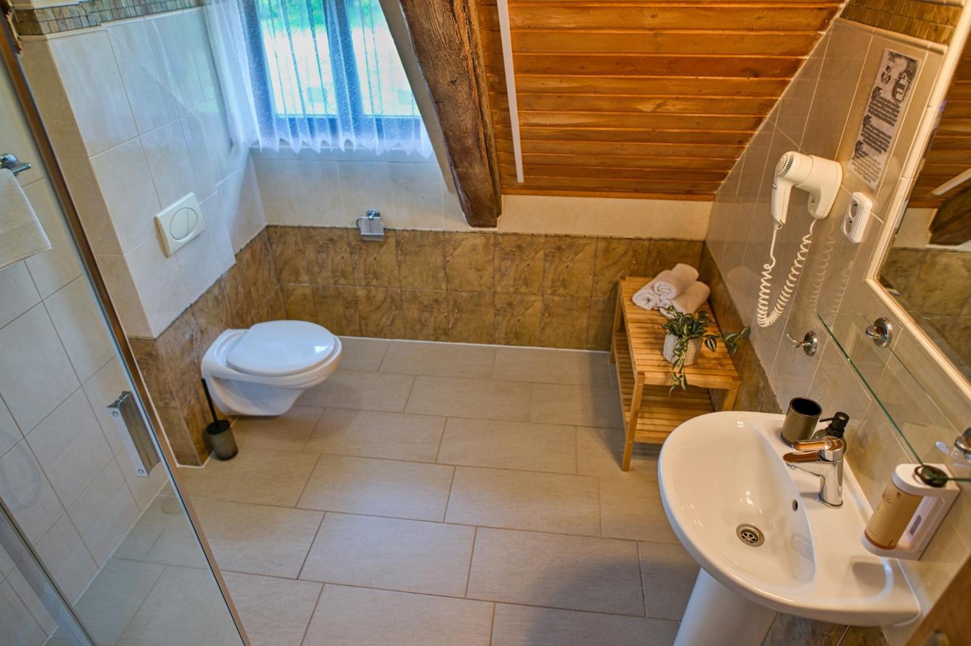 Hotel U Lipy Krušovice エクステリア 写真