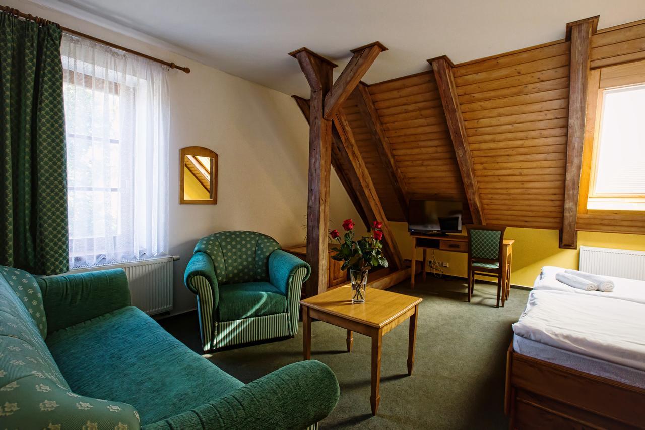 Hotel U Lipy Krušovice エクステリア 写真
