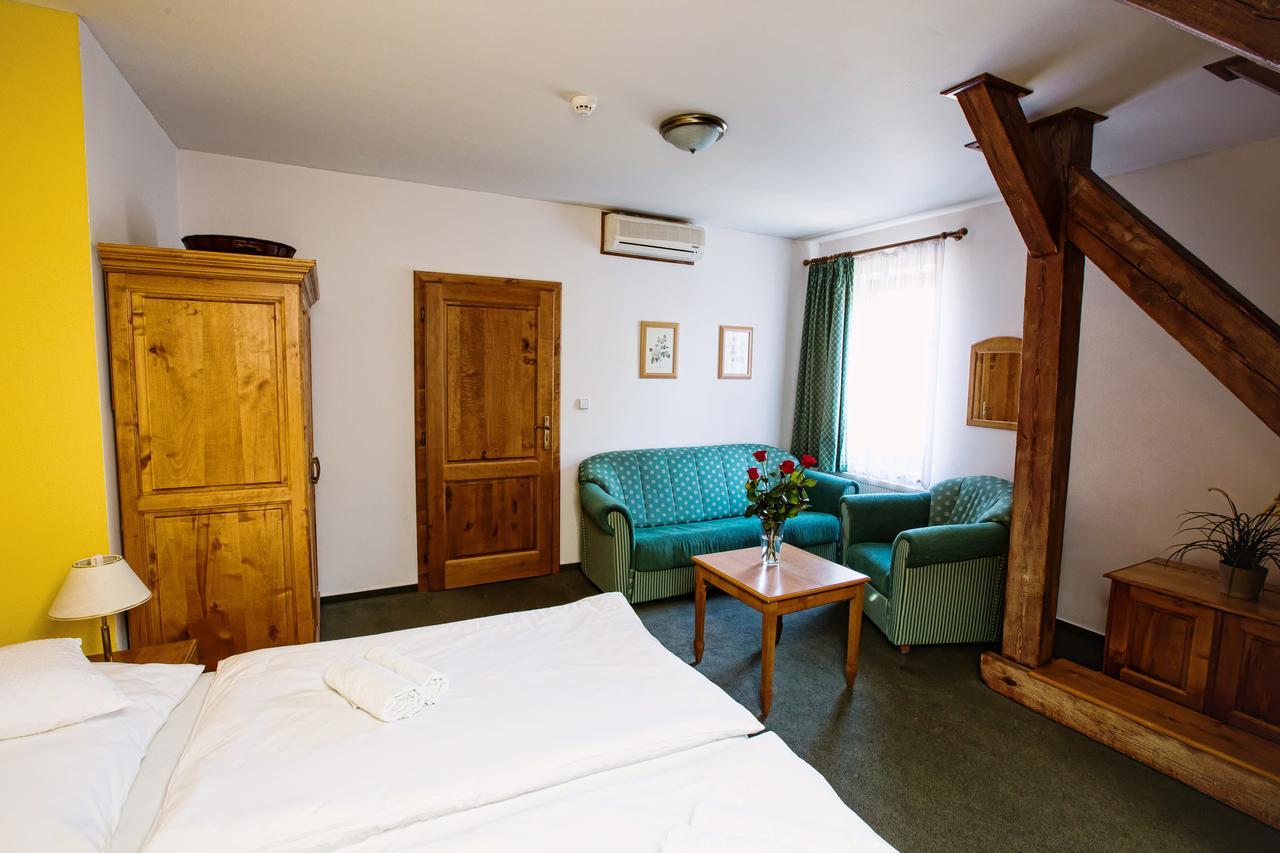 Hotel U Lipy Krušovice エクステリア 写真