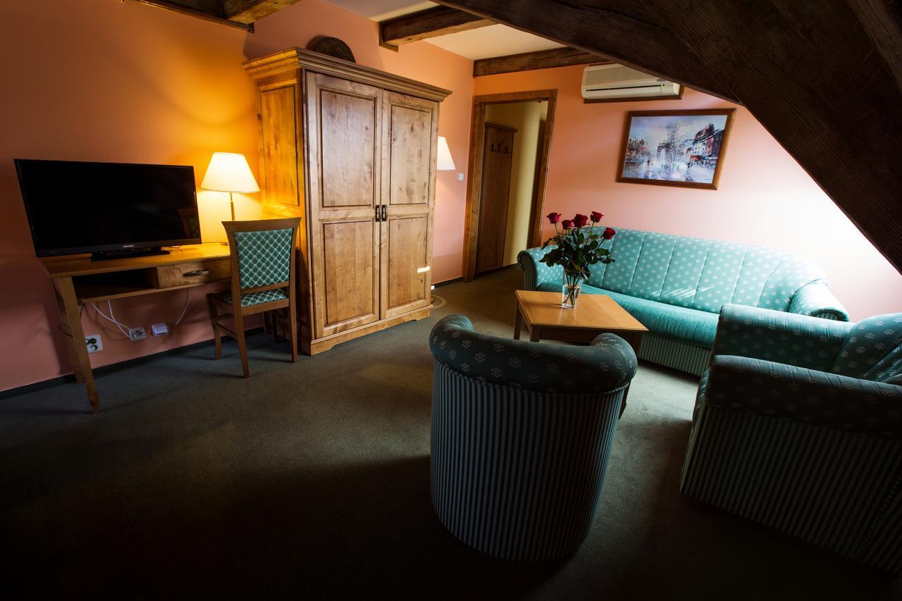 Hotel U Lipy Krušovice エクステリア 写真