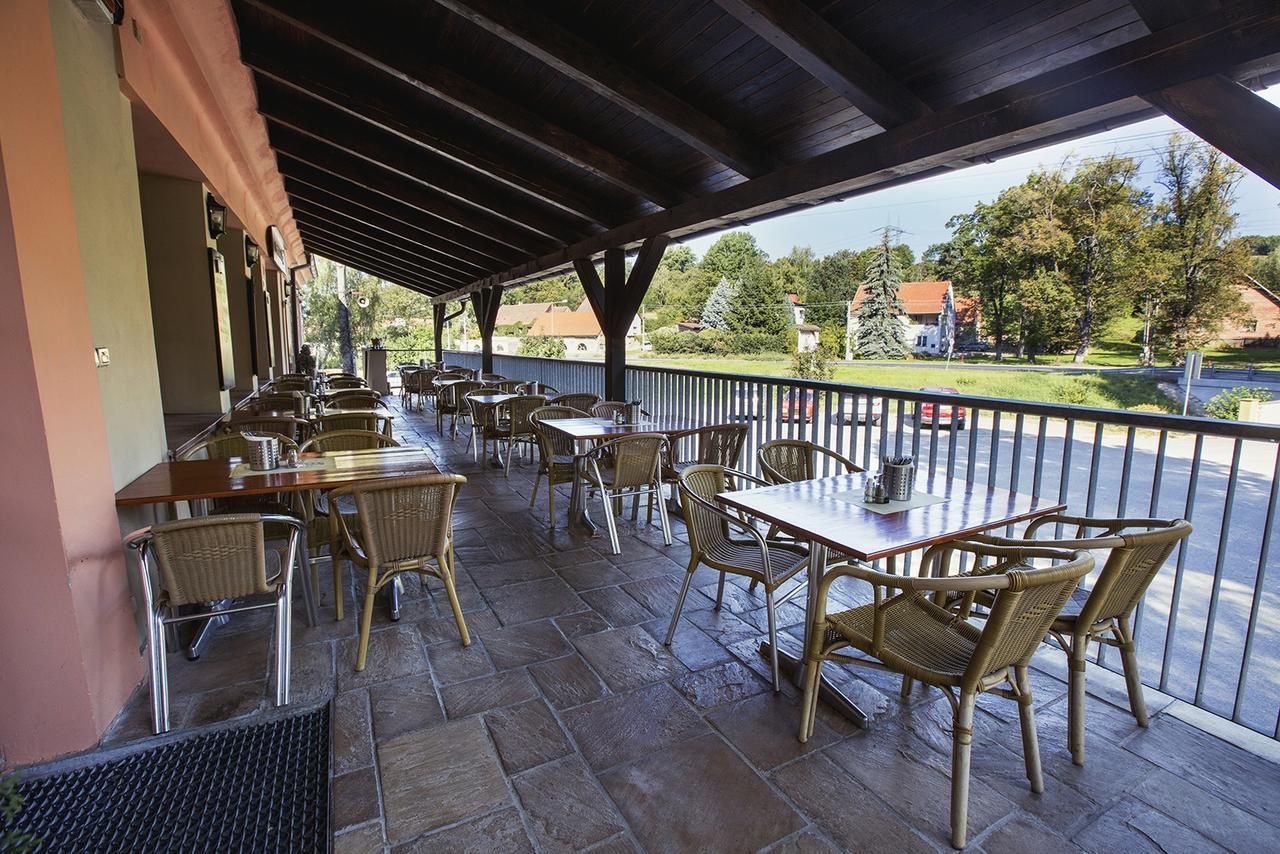 Hotel U Lipy Krušovice エクステリア 写真