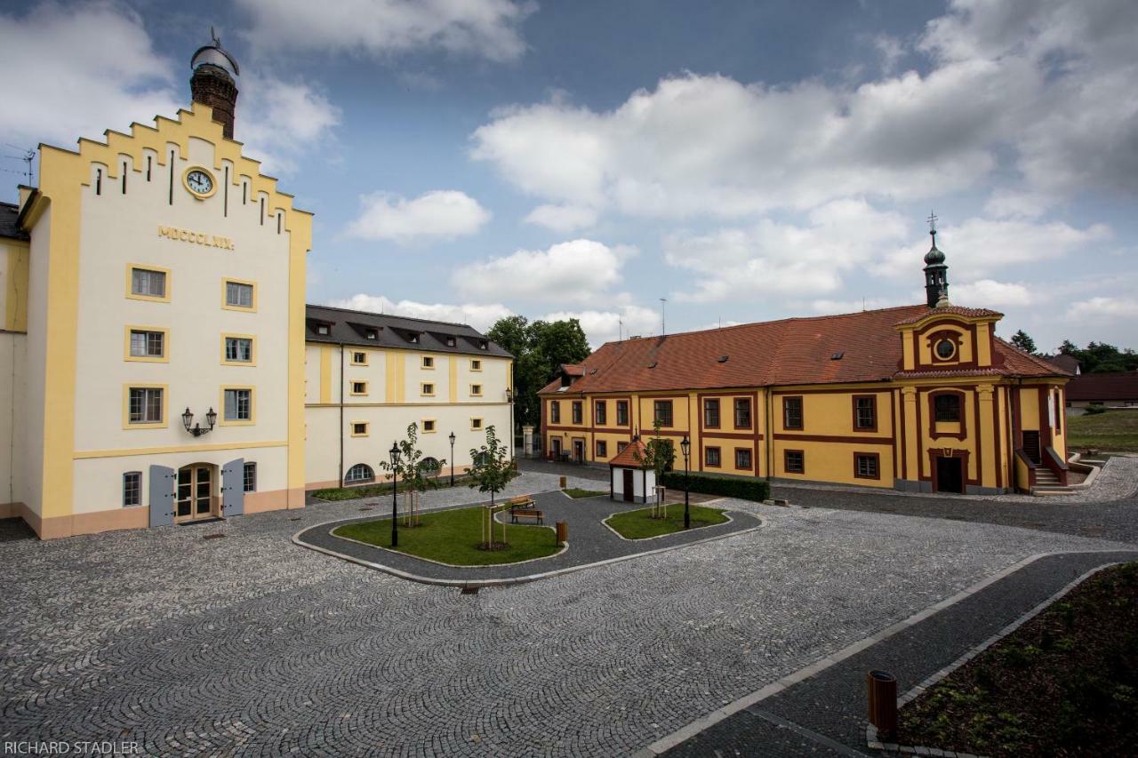 Hotel U Lipy Krušovice エクステリア 写真